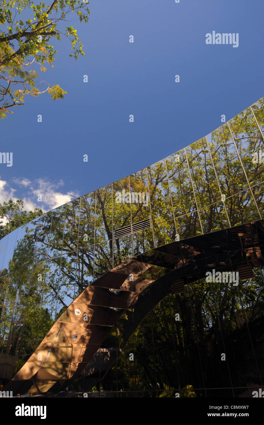 Detail der verspiegelte Fassade der feuchten Tropen Visitor Centre, Edge Hill, Cairns, Queensland, Australien. Keine PR Stockfoto