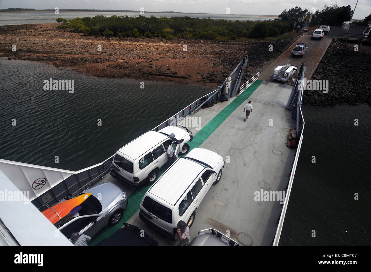 Autos, die Verladung auf die Fähre nach Fraser Island, am River Heads, Maryborough, Queensland, Australien reisen. Keine PR oder Herr Stockfoto