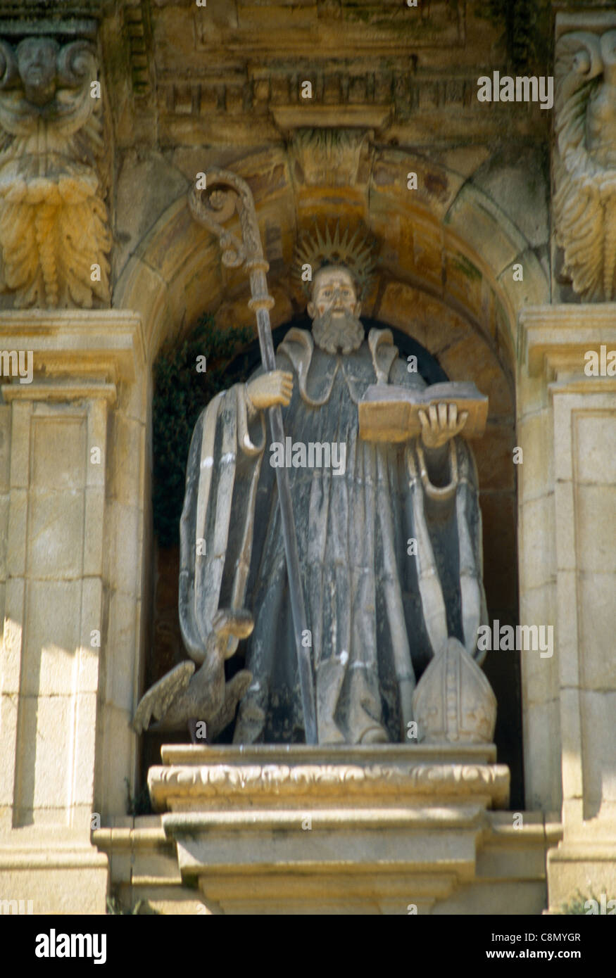 Galizien Spanien Santiago De Compostela Statue des Heiligen Franziskus von Assisi mit Vogel und Mitre Stockfoto