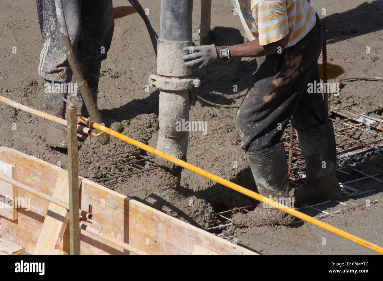 Gießen von Nassbeton und Zement auf der Baustelle Stockfoto