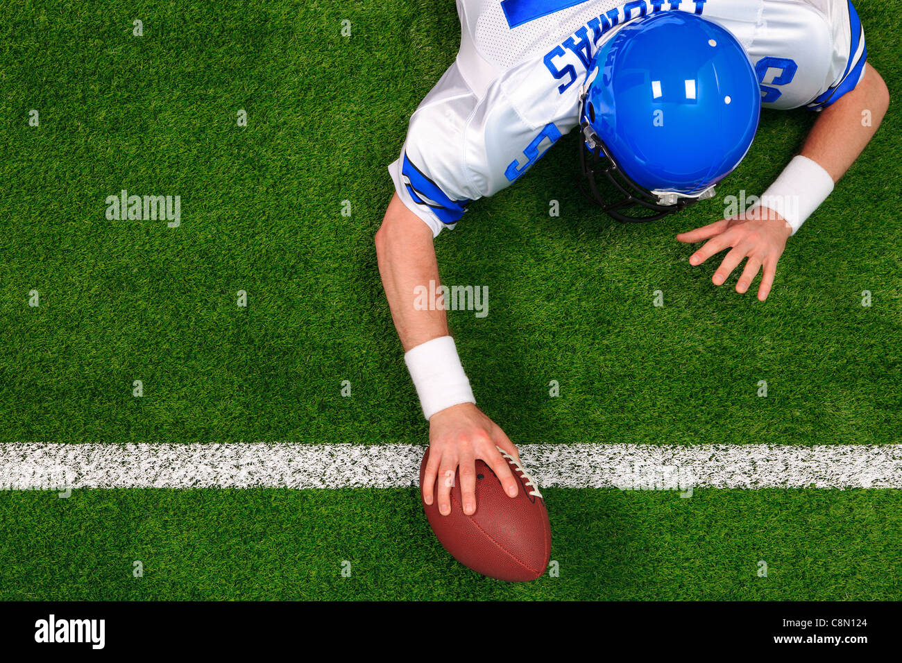 Obenliegende Foto ein American Football-Spieler machen eine einhändige aufsetzen. Stockfoto