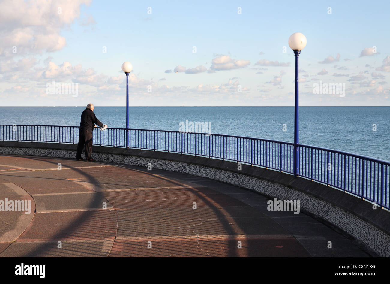 Mann, Blick auf das Meer. Südküste Eastbourne, East Sussex, England, UK Stockfoto