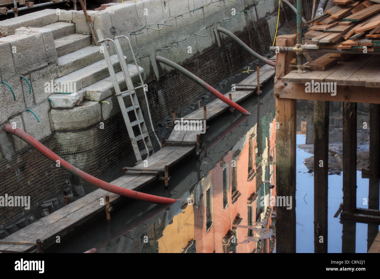 Trockenrinnenbaggern Wartung der Kanäle von Venedig Stockfoto