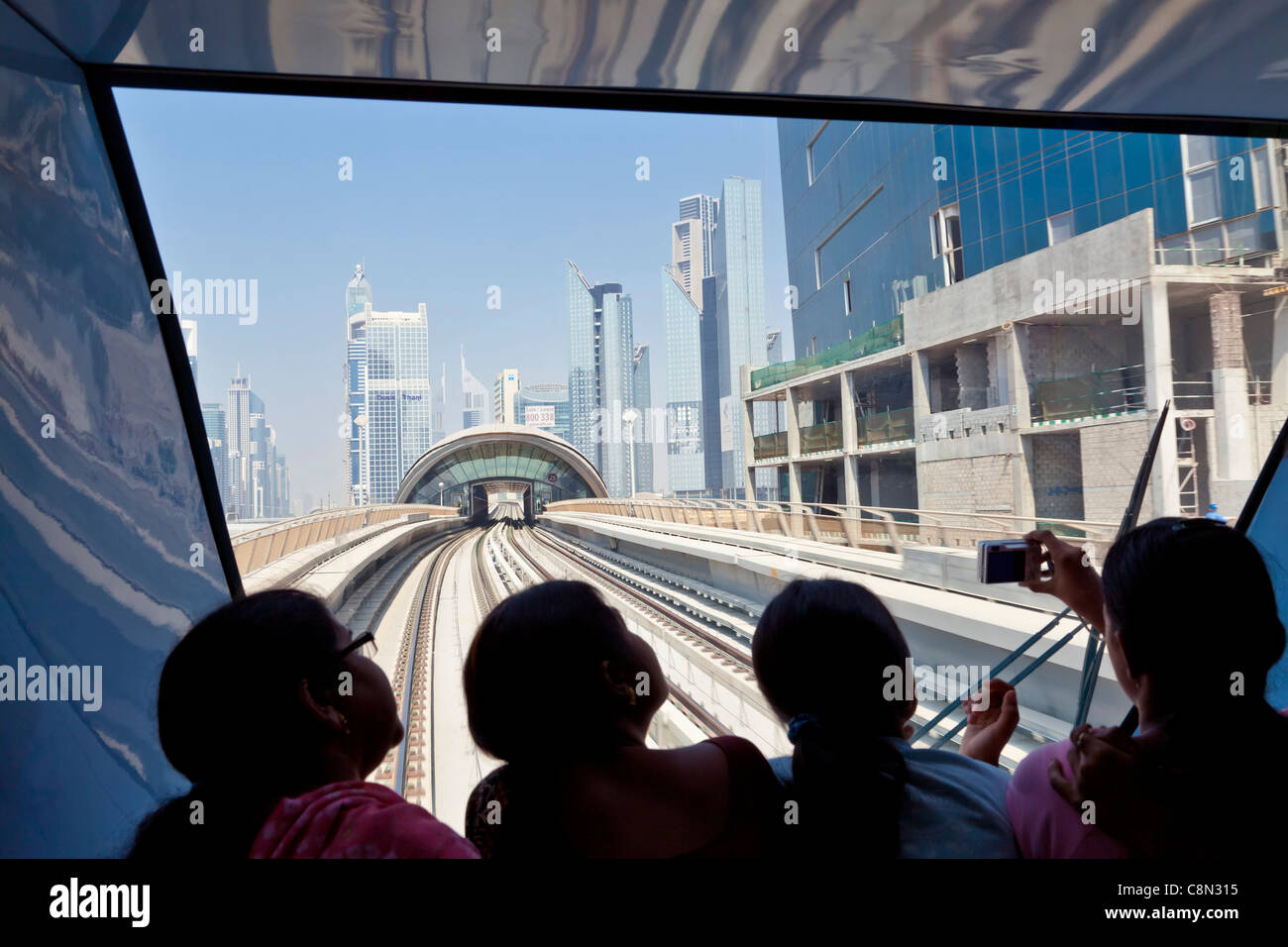 Sheikh Zayed Road Skyline Wolkenkratzer Wolkenkratzer, u-Bahn Zug innen Tourist Passagiere, Dubai City, Vereinigte Arabische Emirate, Vereinigte Arabische Emirate Stockfoto