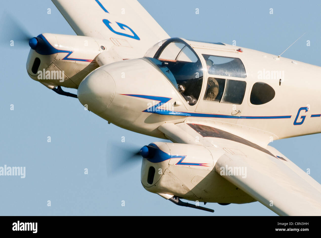 Ehemaliger RAF Air Marshal Sir John Allison macht einen Low-Level-Pass in seinem Miles Zwillinge während einer Flugschau Shuttleworth Vertrauen Stockfoto