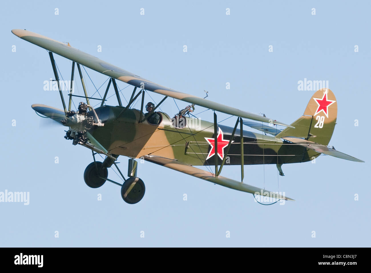 Mehr als 40.000 Polikarpow Po-2 Doppeldecker wurden gebaut. Dieser fliegt mit dem Shuttleworth Vertrauen in Old Warden, Bedforshire, England. Stockfoto