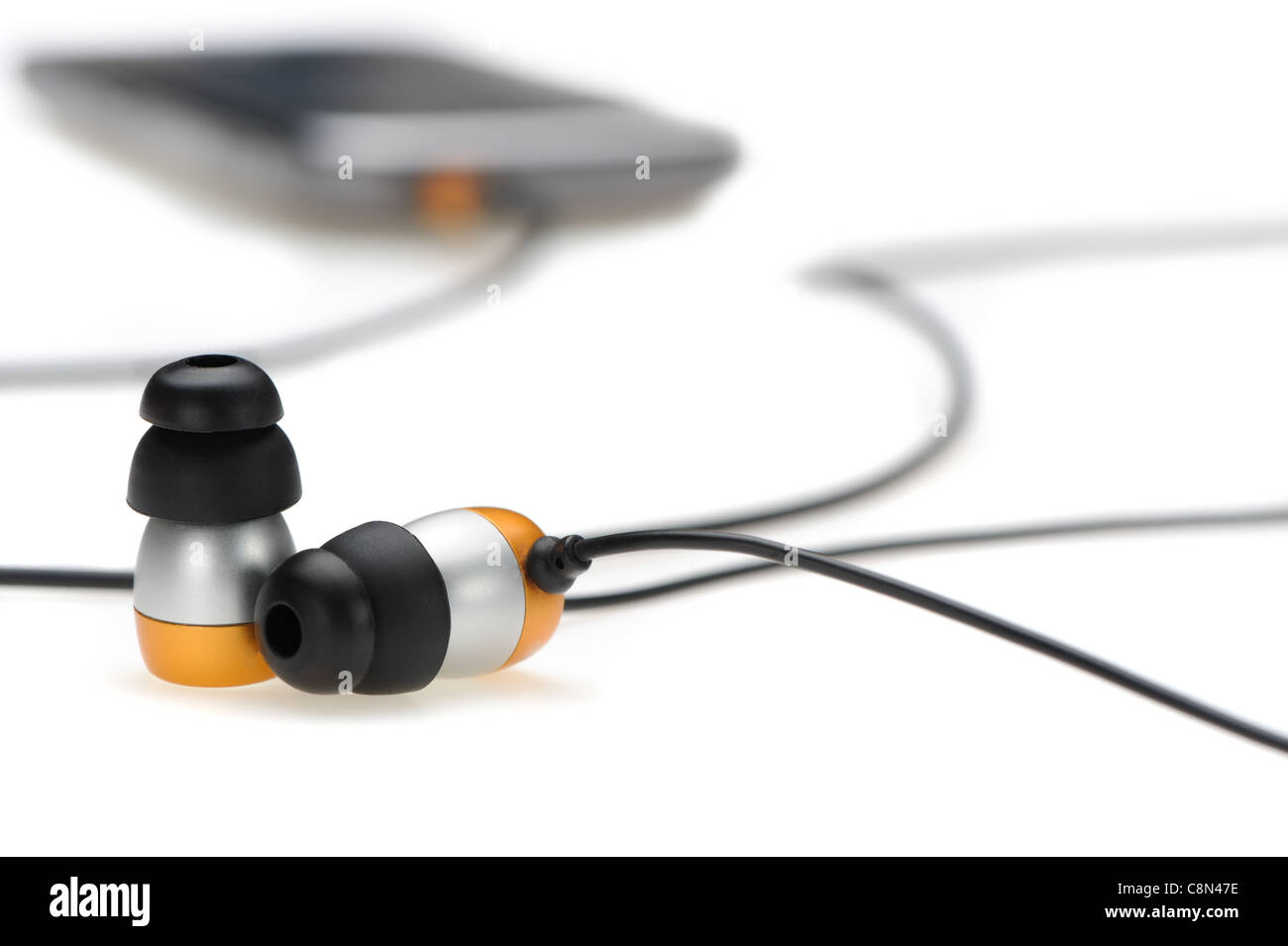 in Ear Kopfhörer mit mobilen audio-Player auf Bokeh Hintergrund Stockfoto