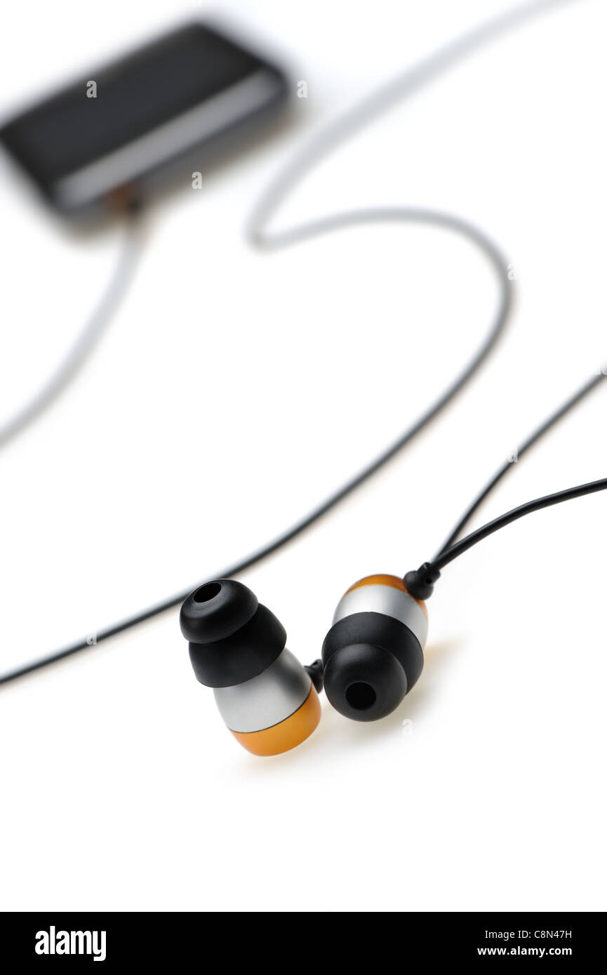 in Ear Kopfhörer mit mobilen audio-Player auf Bokeh Hintergrund Stockfoto