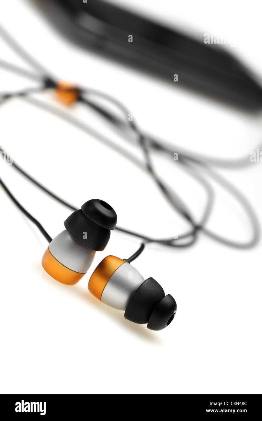 in Ear Kopfhörer mit mobilen audio-Player auf Bokeh Hintergrund Stockfoto