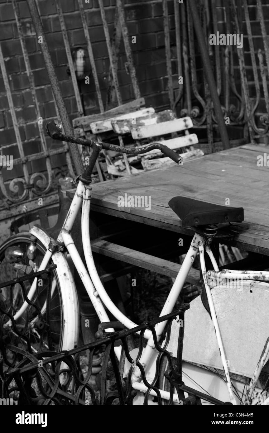 Schrott Metall Abfall-Yard Breakers Recycling zurückfordern Bettgestell Fahrrad Fahrrad Schmiedeeisen Wiederverwendung schwarz / weiß Bild Stockfoto