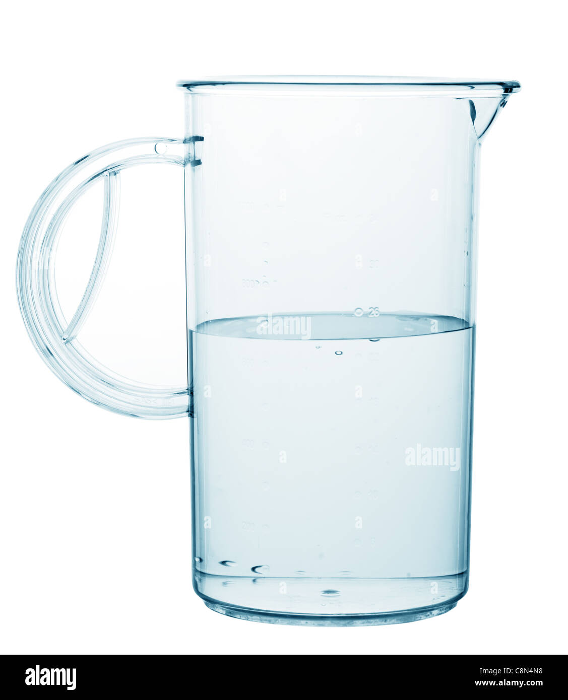 Transparentes Glas mit Wasser gemessen. Isoliert auf weiss Stockfoto