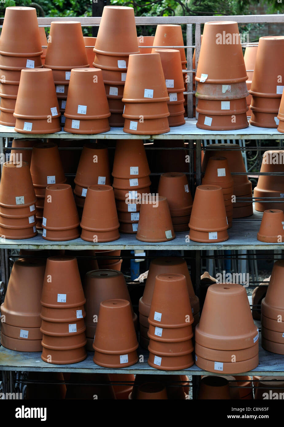 Terrakotta-Töpfe Topf Garten Gartenarbeit Container Stapel gestapelt Zeilen Regale ad acta gelegt Gartencenter-shop Stockfoto