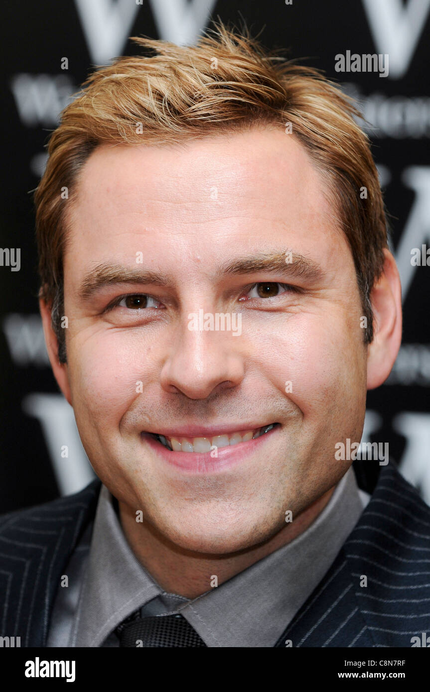 David Walliams unterschreibt Exemplare seines neuen Buches "Mr Stink' bei Waterstones, Bluewater, Kent, 20. November 2009. Stockfoto