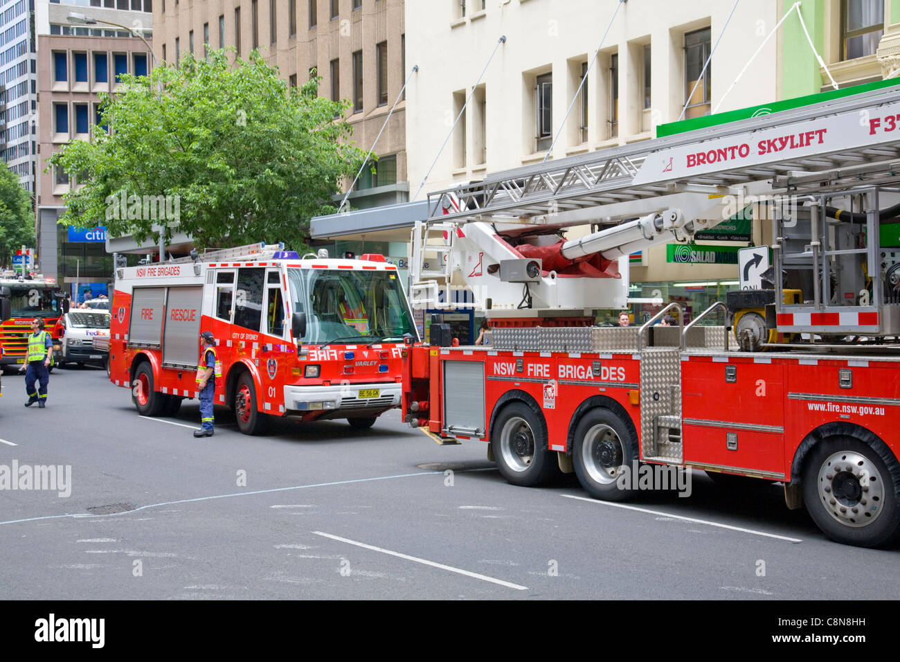 drei Feuerwehrautos geparkt in Hunter Street, Sydney, Australien Stockfoto