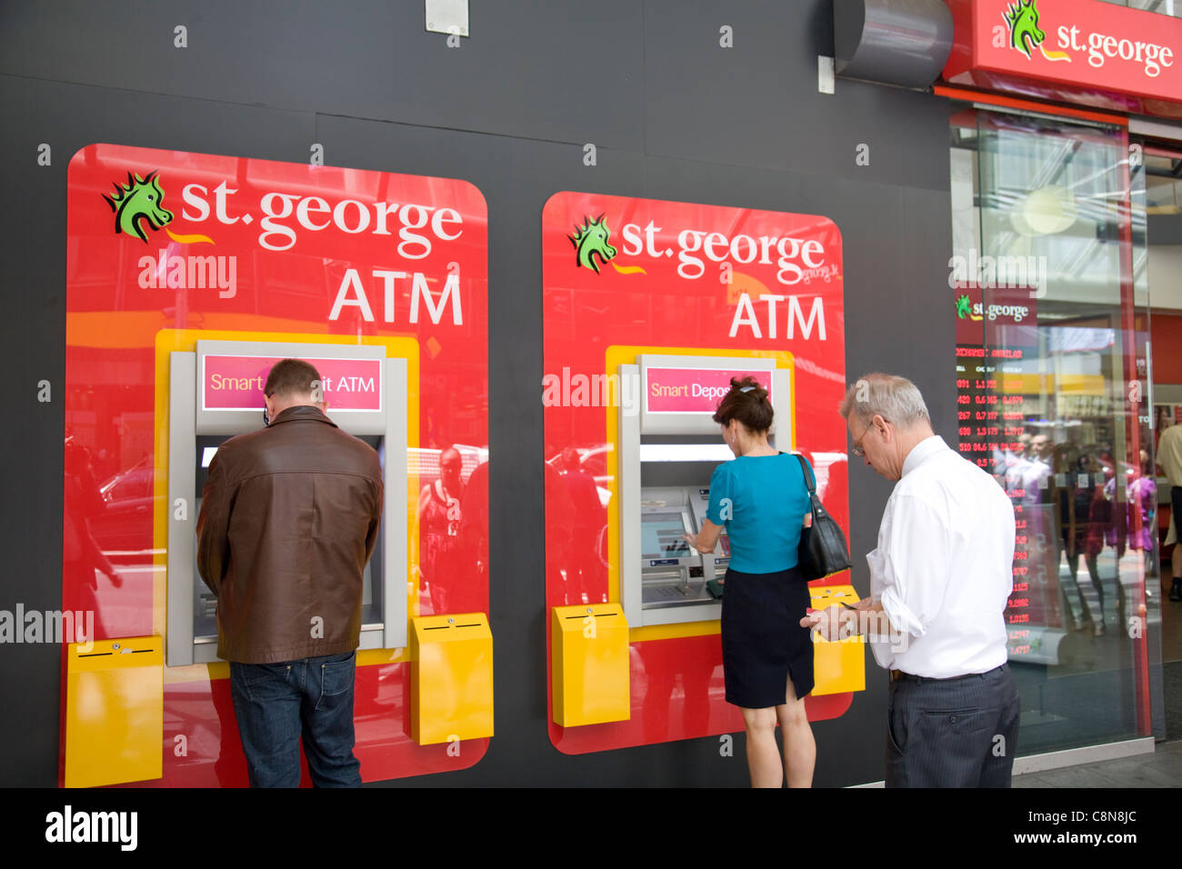 Menschen abheben von Geldern aus einem St George ATM in Sydney, Australien Stockfoto