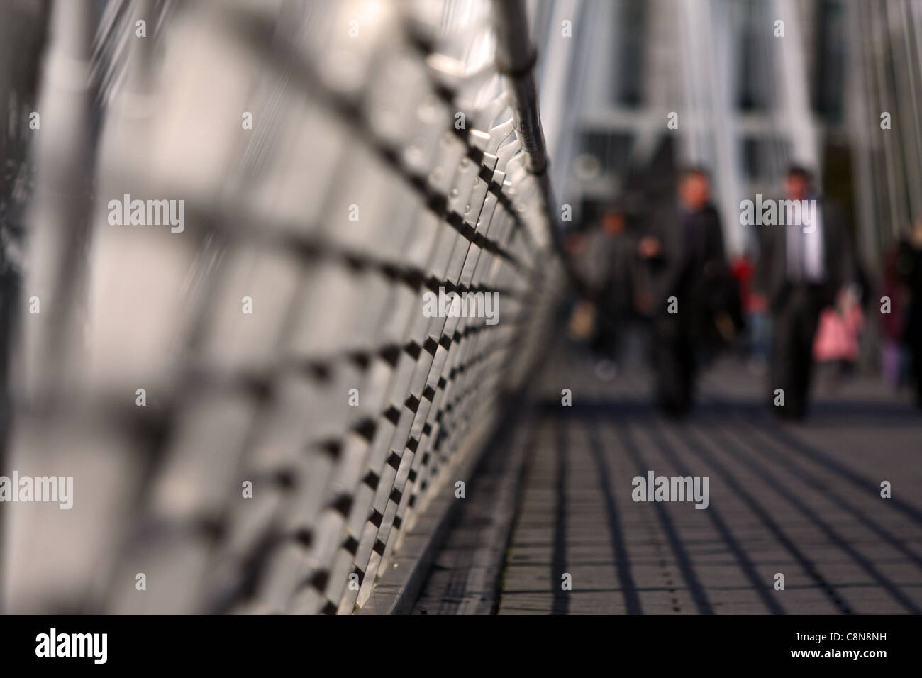 eine niedrige Blick entlang The Golden Jubilee Bridge, London, mit Schwerpunkt Menschen in der Ferne Stockfoto
