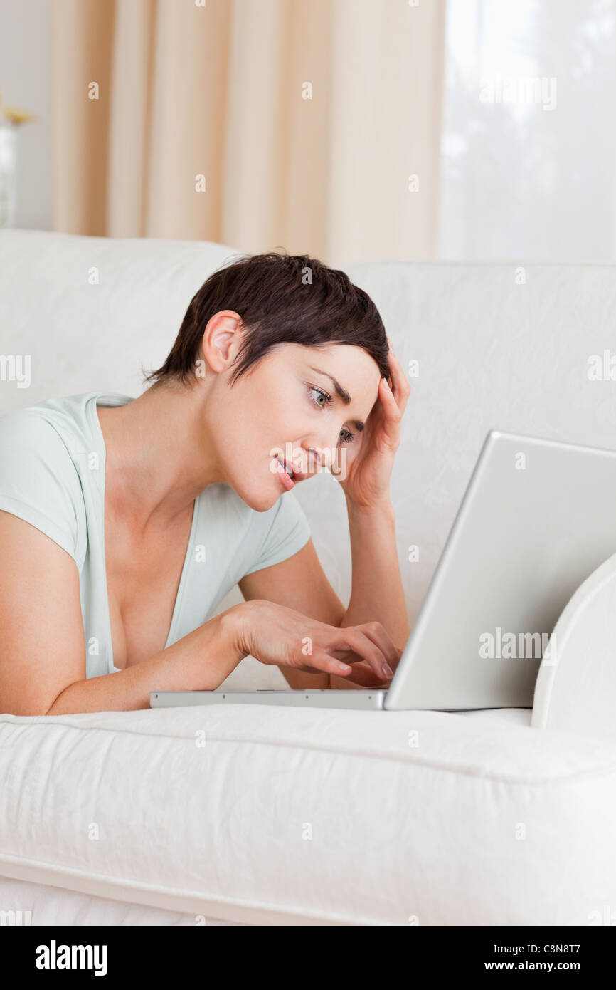 Müde, junge Frau mit einem laptop Stockfoto