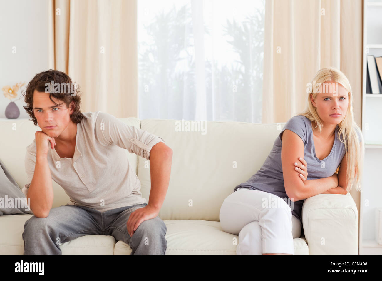 Trauriges paar sitzt auf einem sofa Stockfotografie Alamy