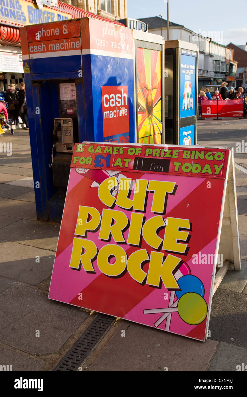 Shop anmelden Werbung Schnitt Preis Rock vor einem Geschäft in Blackpool, Großbritannien Stockfoto