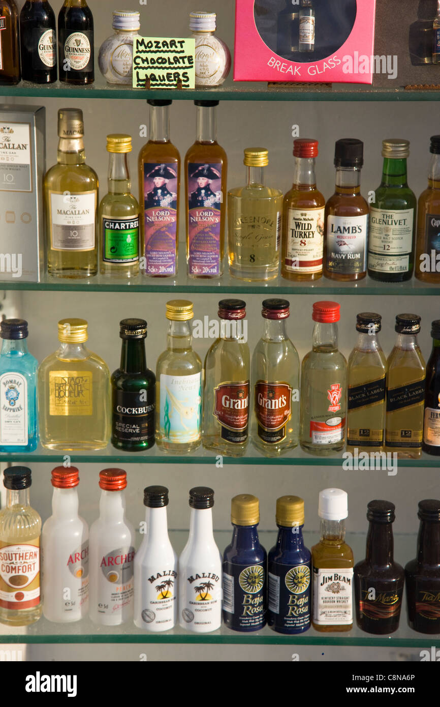 Miniatur Flaschen Whisky, Weinbrand, Wodka, Cognac, Gin und andere Arten von Alkohol in einem Schaufenster, Blackpool, UK Stockfotografie