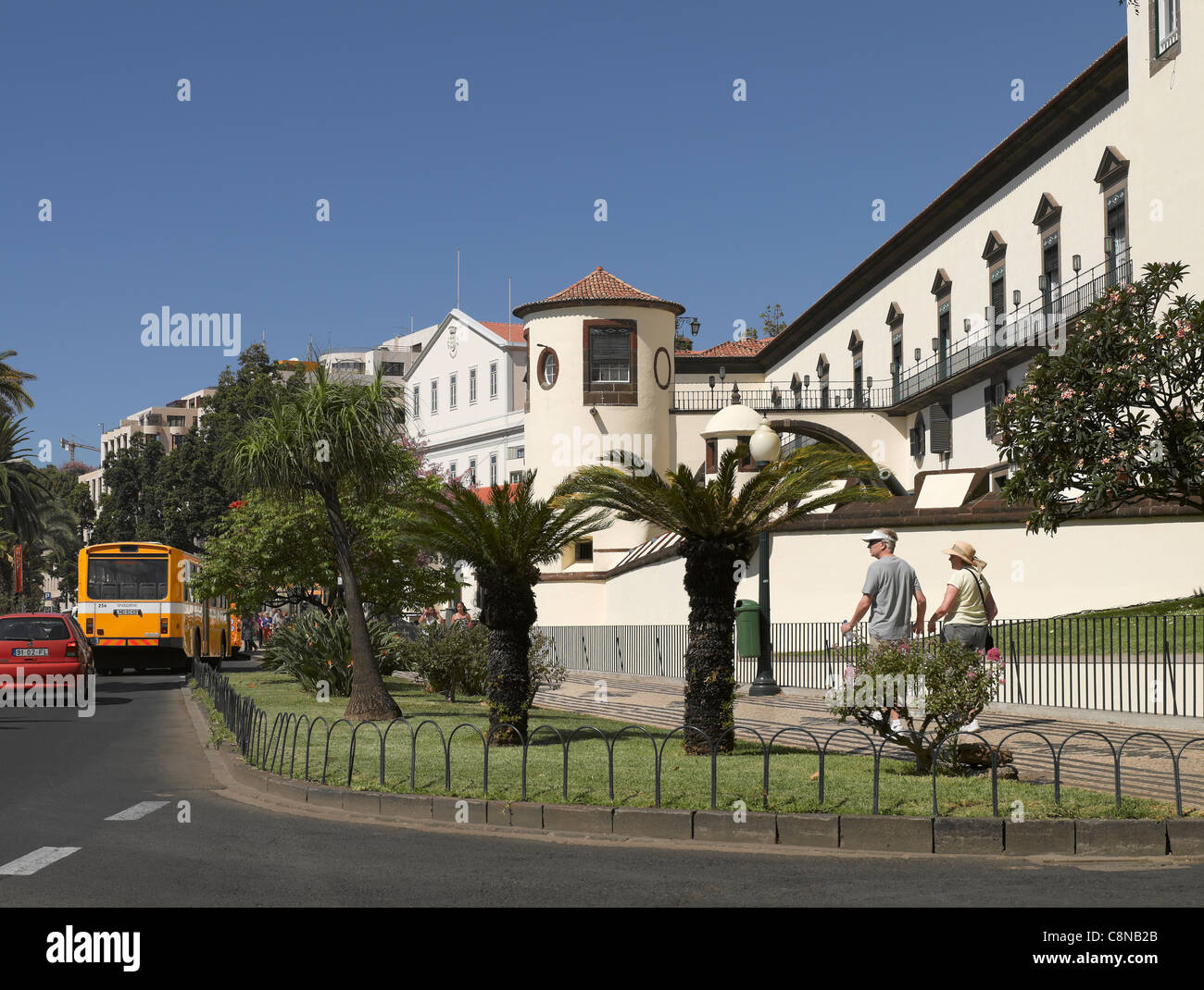 Menschen Touristen Besucher zu Fuß entlang der Promenade in der Nähe von Palacio de Sao Lourenco Funchal Madeira Portugal EU Europa Stockfoto