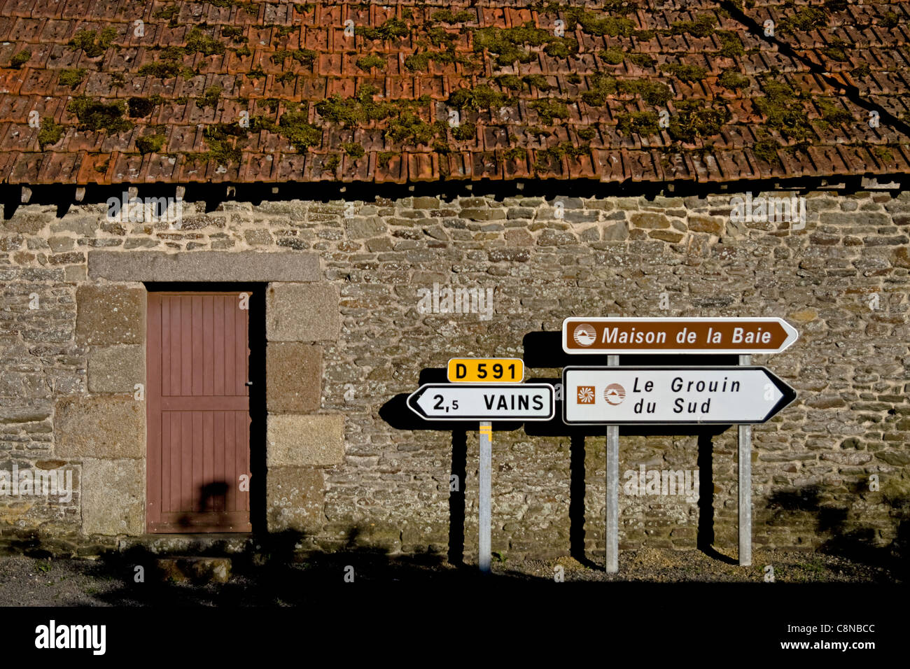 Frankreich, Normandie, Stein Haus und Straßenschilder auf Straße von Bayeux nach Mont Saint Michel Stockfoto