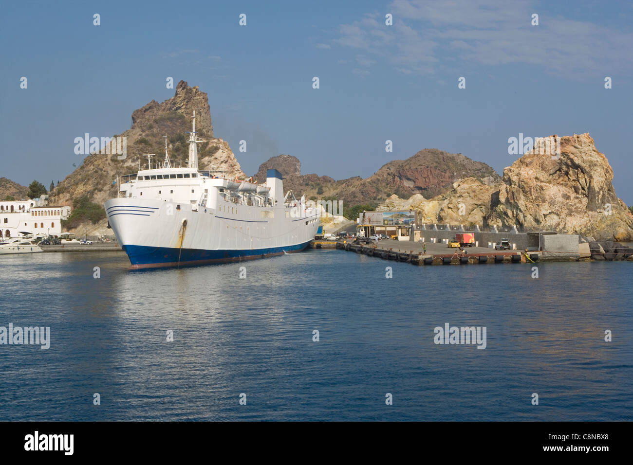 Italien, die Äolischen Inseln, ferry durch das felsige Ufer Stockfoto