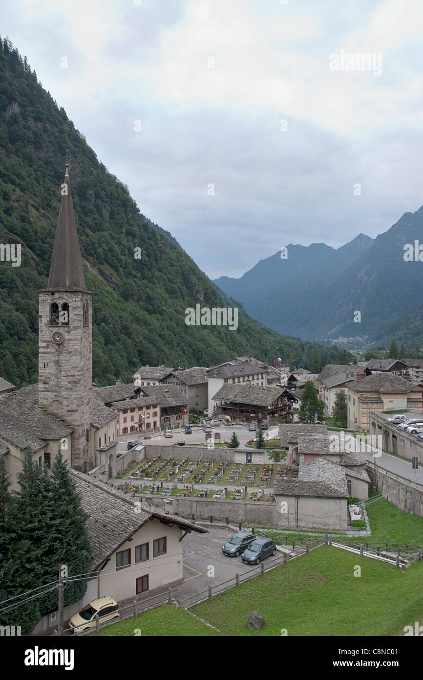 Italien, Piemont, Alagna Valsesia, Blick auf Dorf und hinunter ins Tal zu Riva Valdobbia Stockfoto