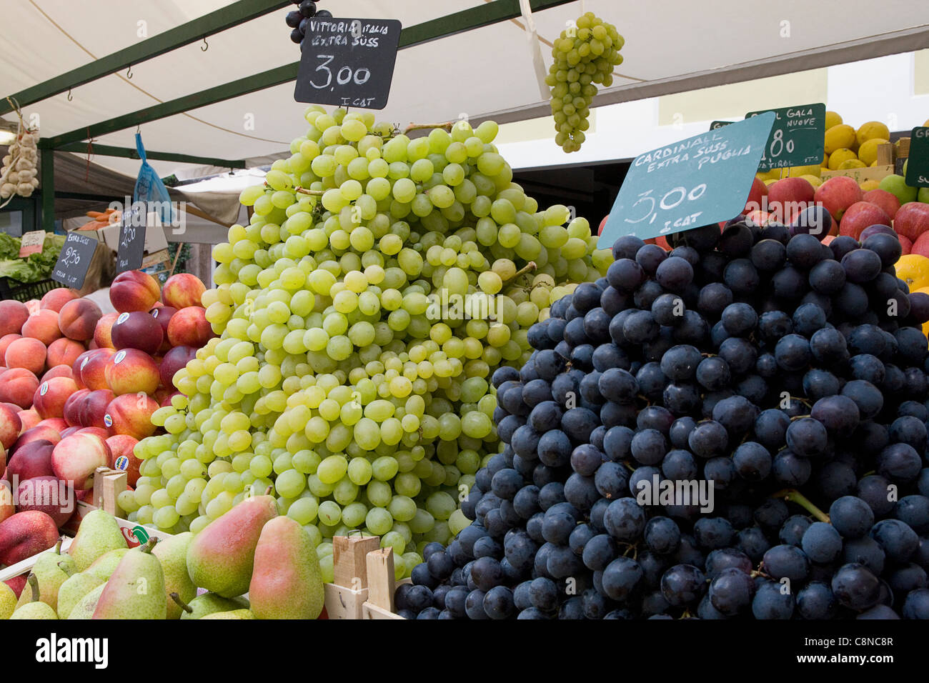 Italien, Trentino-Alto Adige, Bolzano (Bozen), Wochenmarkt, Via della Roggia Trauben an Obst stand Stockfoto