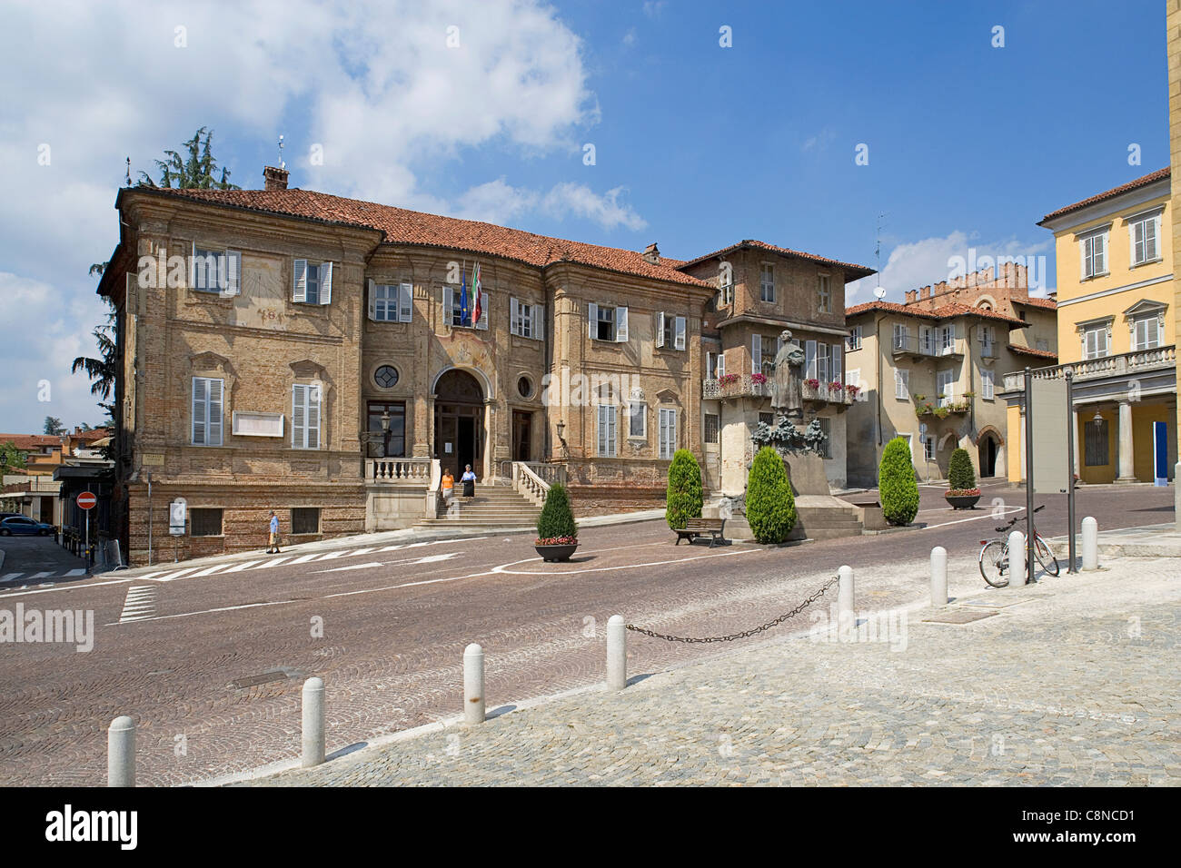 Italien, Piemont, Bra, Piazza Caduti pro la Liberta, Anzeigen des Rathauses Stockfoto