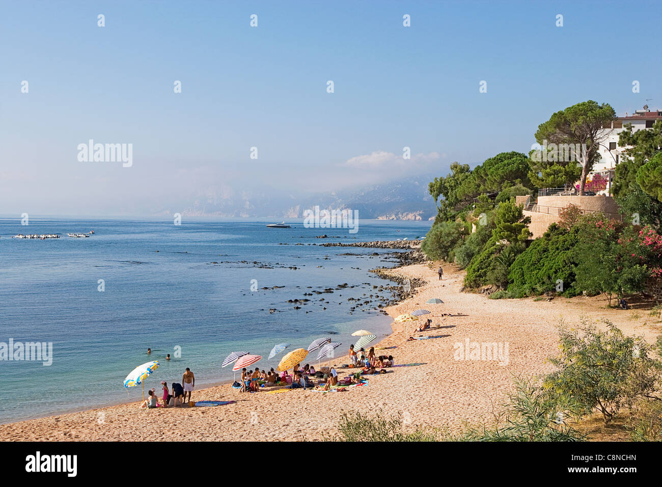 Italien, Sardinien, Cala Ganone, Blick auf Strand mit Golfo di Orosei Küste hinaus Morgen Stockfoto