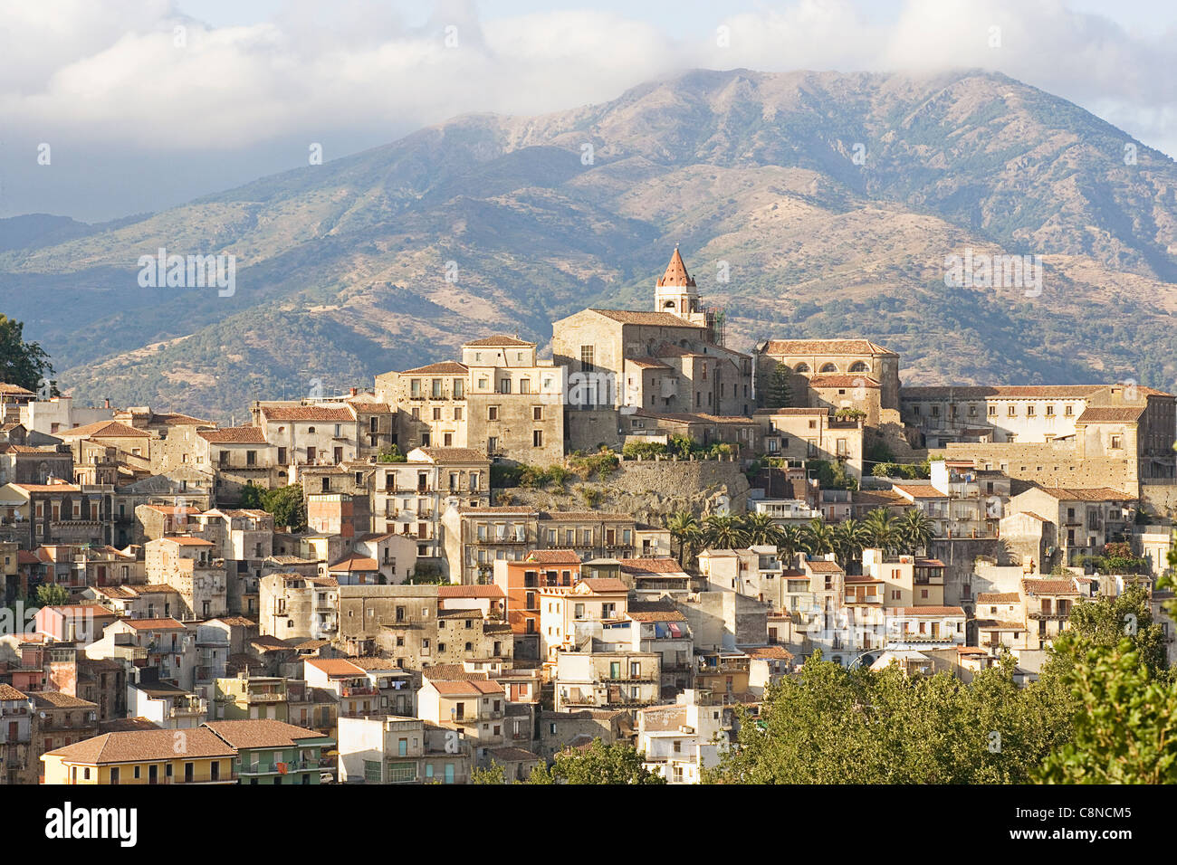 Italien, Sizilien, Castiglione di Sicilia, Blick auf die Stadt mitten
