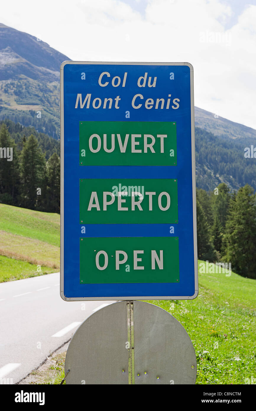 Frankreich, Beschilderung zum Jahresbeginn den Col du Mont Cenis Bergpass, Französisch, Italienisch und Englisch Stockfoto
