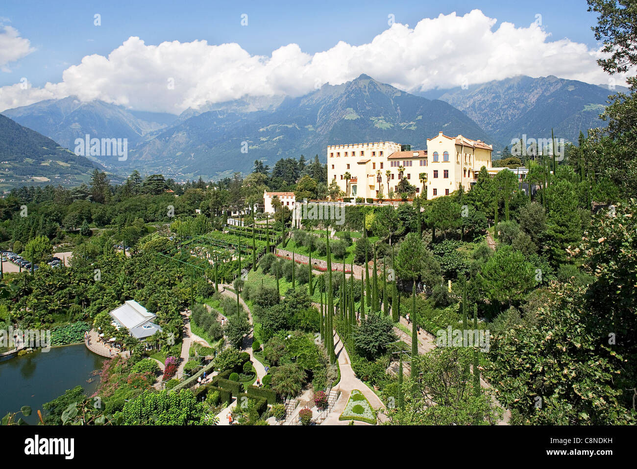 Blick auf Gärten von Trautmannsdorf, See und Schloss, Merano (Meran), Trentino-Alto Adige, Italien Stockfoto
