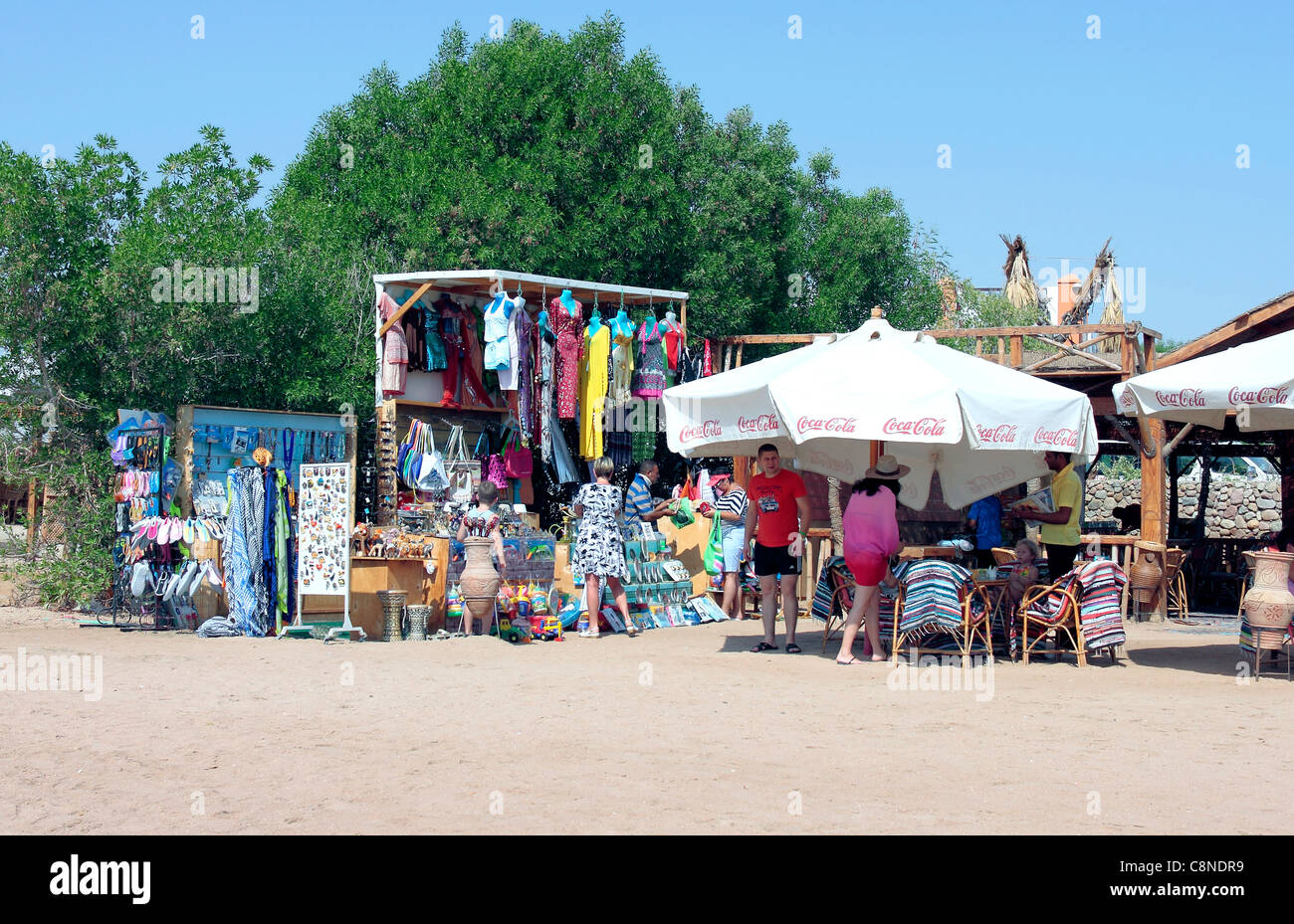 Am Strand Marktstand und Café am Strand Sharm Bay, Sharm El Sheikh, Ägypten Stockfoto