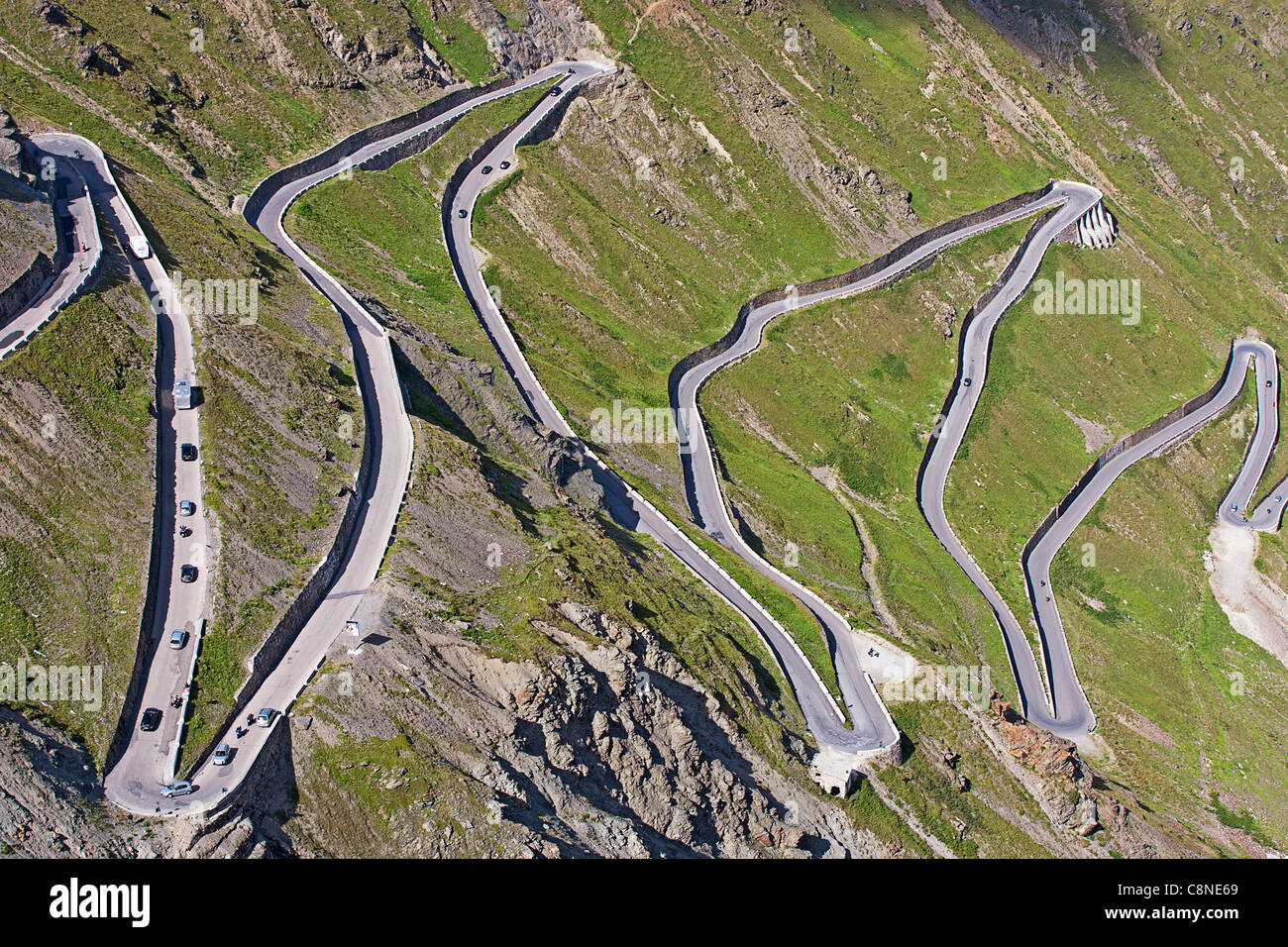 Italien, Passo di Stelvio (Stilfserjoch, Stilfserjoch), kurvenreiche Straße von Serpentinen bis zum Gipfel des Passes Stockfoto