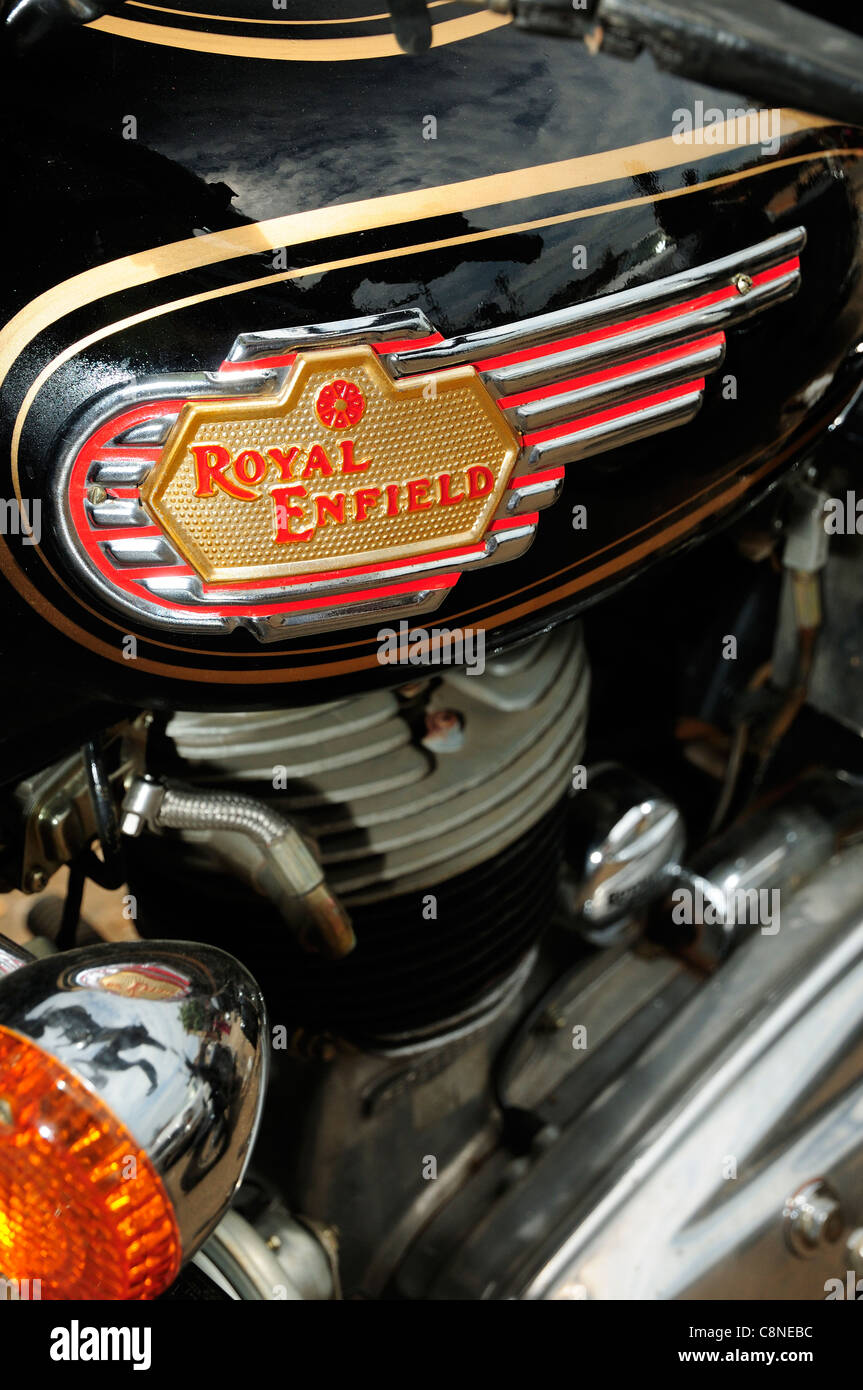 Nahaufnahme des in Indien hergestellten legendären Royal Enfield Bullet 350 Motorrads der berühmten englischen Marke aus den 1950er Jahren, Kerala, Indien Stockfoto