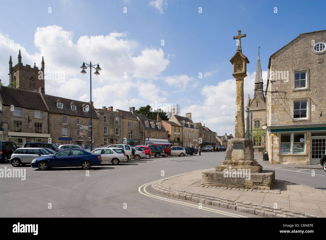 Großbritannien, England, Gloucestershire, Stow-on-the-Wold, Main Square mit Markt überqueren (15. Jh.) Stockfoto