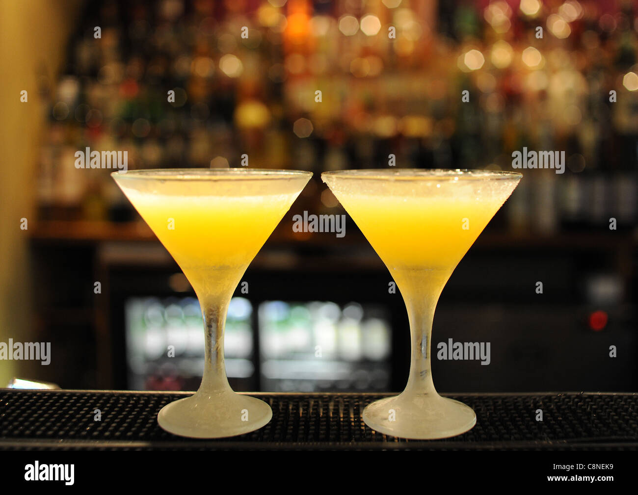Barkeeper machen Cocktails an der Twisted Lemon cocktail-Bar und Restaurant in Brighton UK Stockfoto