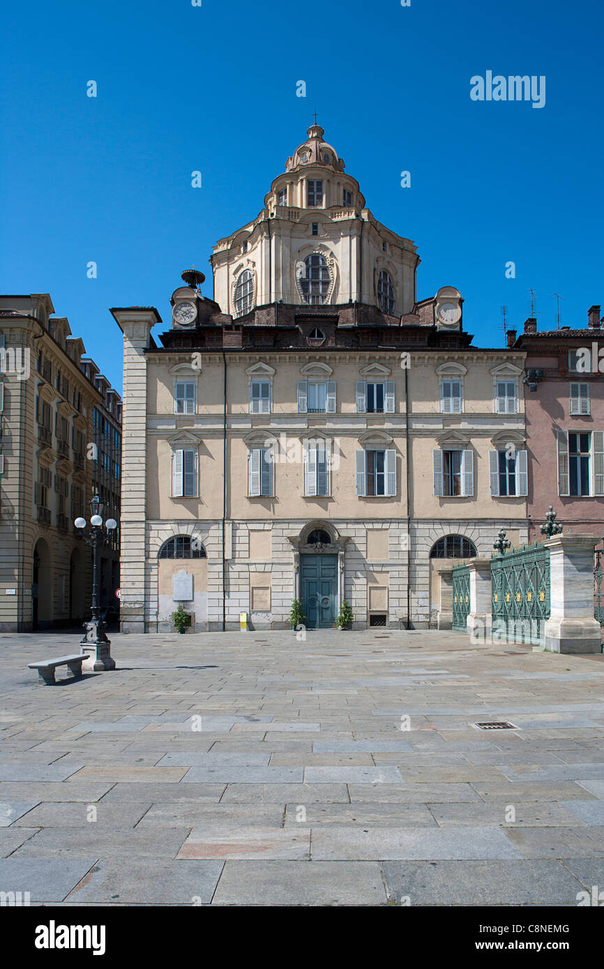 Italien, Piemont, Turin, Piazza Castella, Blick über Platz in Richtung Kirche von San Lorenzo Stockfoto