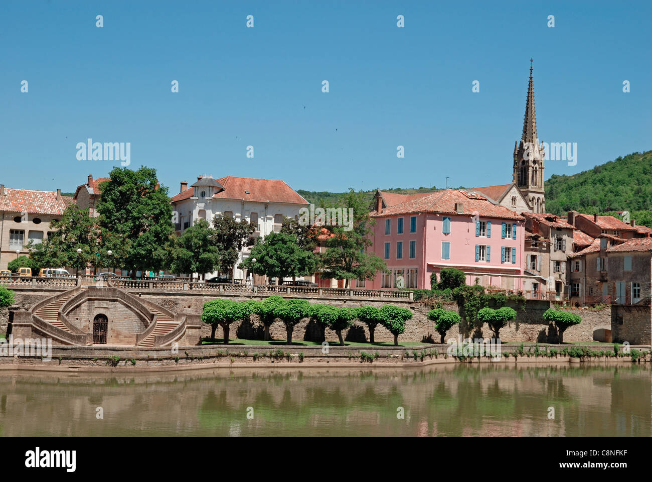 Frankreich, Tarn, St-Antonin-Noble-Val, Ansicht der Stadt über den Fluss Tarn Stockfoto