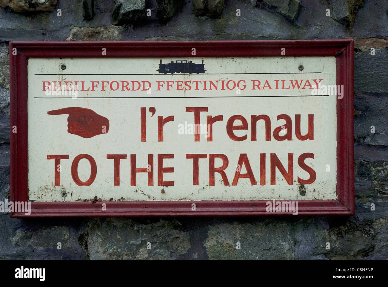 Großbritannien, Wales, England wieder, wieder Eisenbahn Schild, in Walisisch und Englisch Stockfoto