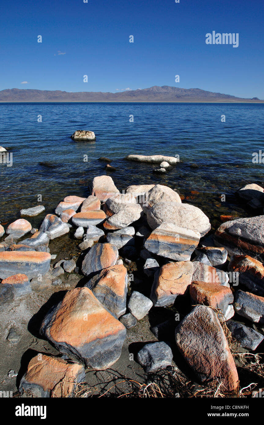 Geschichteten Felsen am westlichen Ufer des Walker Lake Sportlers Beach Stockfoto