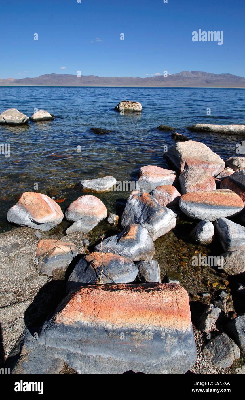 Geschichteten Felsen am westlichen Ufer des Walker Lake Sportlers Beach Stockfoto