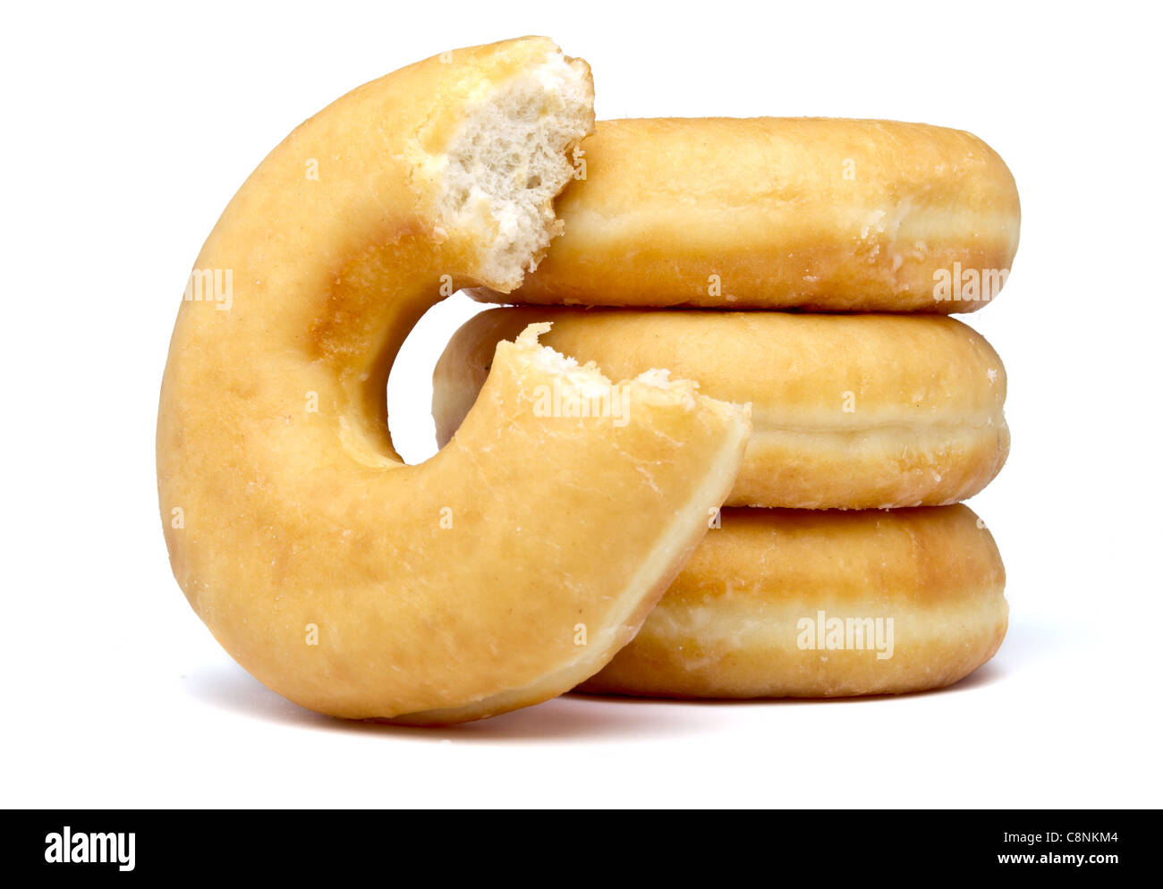 Donut-Stack mit Biss aus einem isoliert auf weiss. Stockfoto