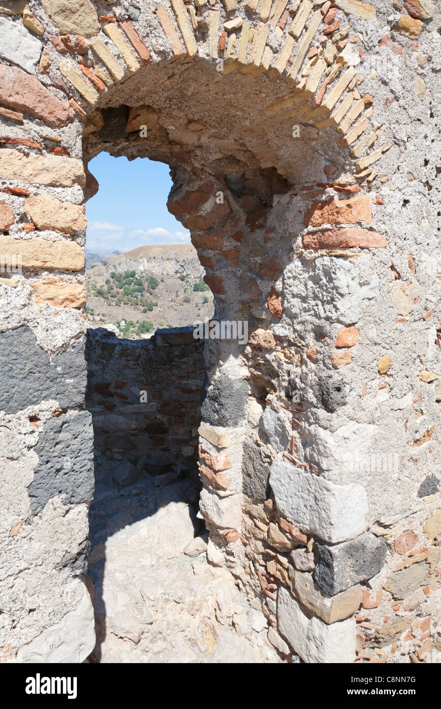 Eine Tür in der Wand des Castelmola Burg, Castelmola, Sizilien, Italien Stockfoto