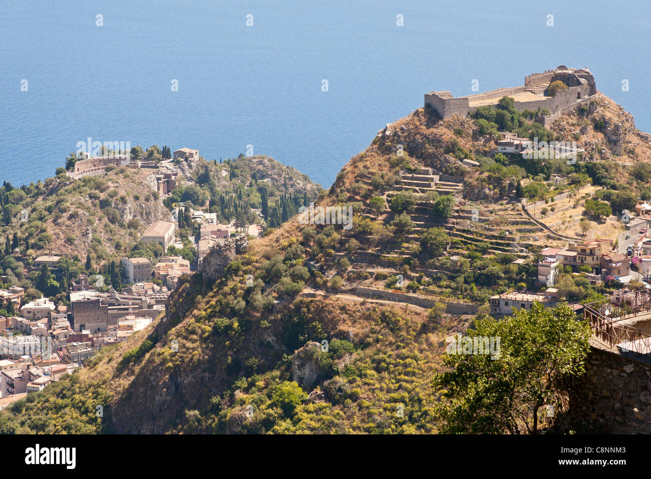 Blick auf das griechische Theater, Sarazenen Burg und Stadt von Taormina, Castelmola, Sizilien, Italien Stockfoto