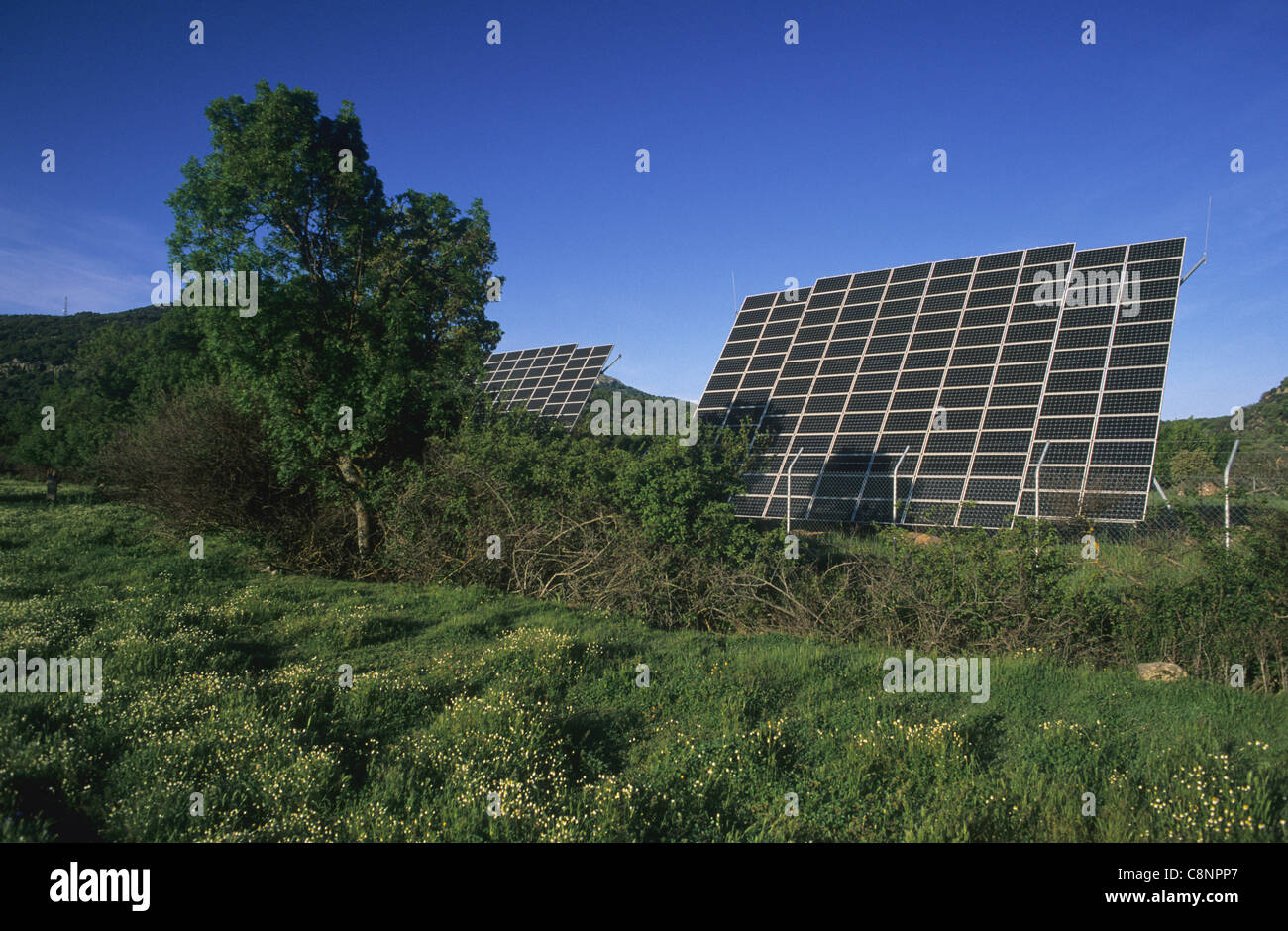 Große industrielle Solarzellen in ländlicher Umgebung Lesbos Griechenland Stockfoto