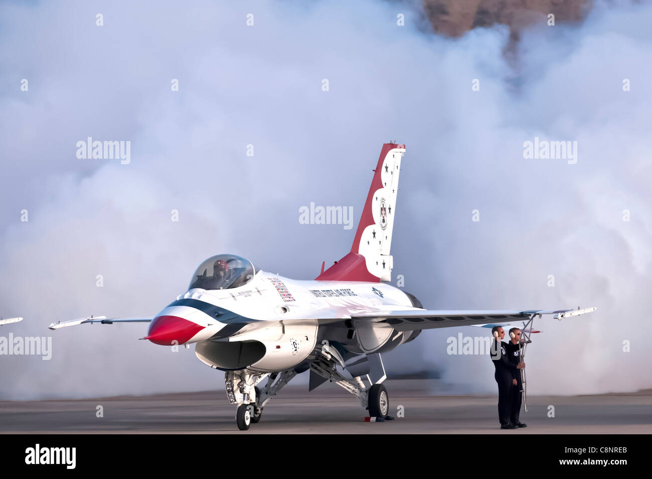 Maj. Rick Goodman, Lead Solo mit der Air Force Air Demonstration Squadron, The Thunderbirds, lässt Rauch frei und bereitet sich auf den Ausstieg aus seiner F-16 Fighting Falcon auf der 2010 Air Show auf der Nellis Air Force Base, Nev., 14. November 2010. Das Open House ist die letzte Flugshow des Jahres für das Geschwader. Stockfoto