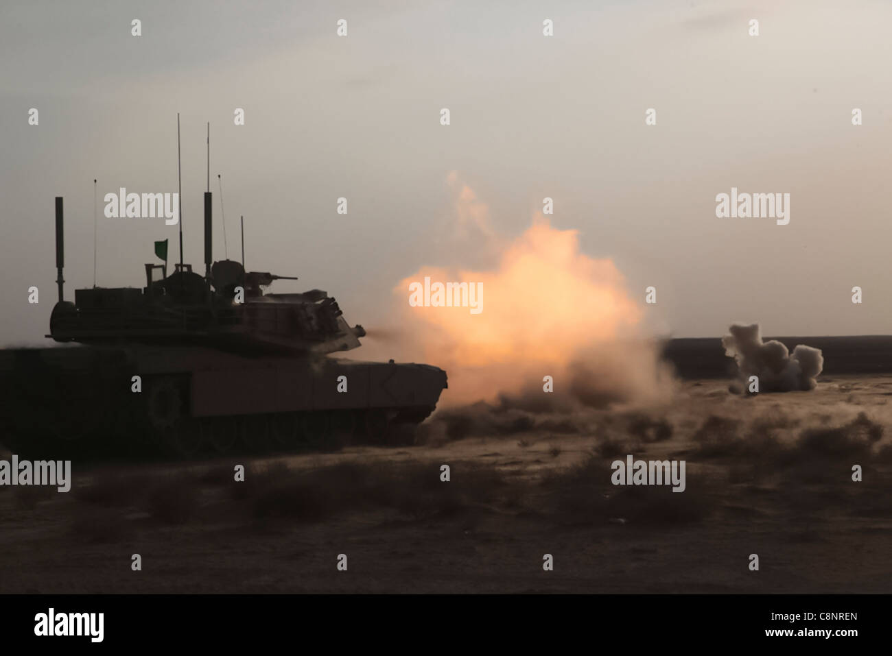 CAMP LEATHERNECK, Provinz Helmand, Islamische Republik Afghanistan – Marines with Delta Company, 1. Panzerbataillon, 1. Marine Division (vorwärts), feuert die Hauptkanone eines M1A1 Abrams Panzers während einer Reichweite in Camp Leatherneck, 13. Januar 2011. Die Marineinfanteristen feuerten mehrere Runden, um ihre Sehenswürdigkeiten auszurichten und ihre Panzer für kommende Missionen vorzubereiten. Stockfoto